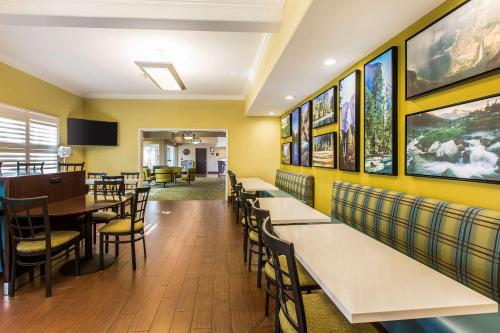 a dining room with tables and chairs at Comfort Suites Fresno River Park in Fresno