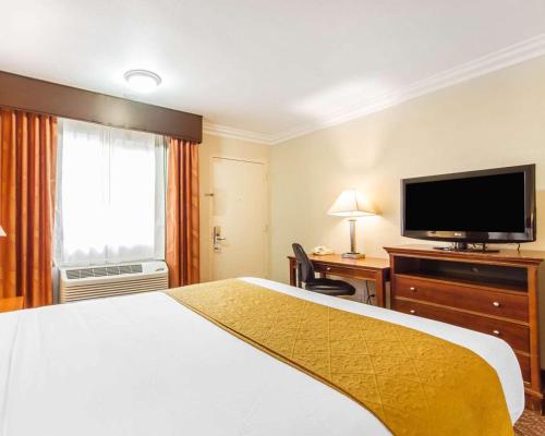 Ένα ή περισσότερα κρεβάτια σε δωμάτιο στο Quality Inn Sacramento Convention Center