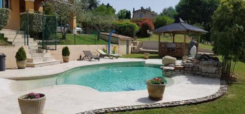 - une piscine dans une cour avec un kiosque dans l'établissement Charming outbuilding with pool in Peypind'Aigues, à Peypin-dʼAigues