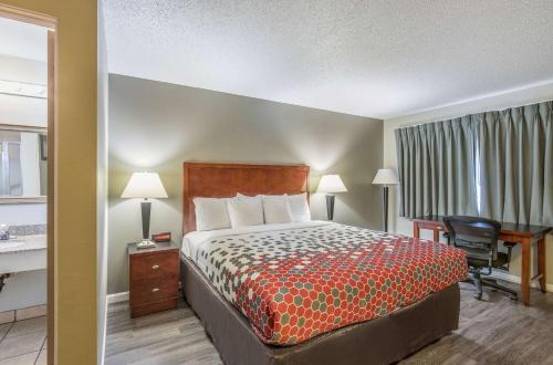 a hotel room with a bed and a desk at Econo Lodge Inn & Suites Yreka in Yreka