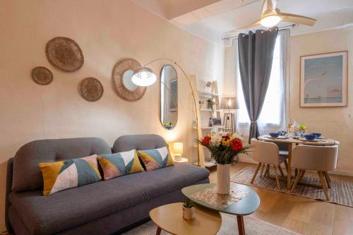un salon avec un canapé et une salle à manger dans l'établissement Charming flat, fully equipped, beach only 300m - LA LOGE, à Nice