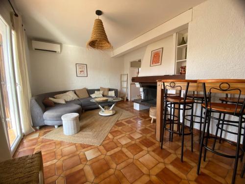 un salon avec un canapé et une table dans l'établissement Maison pour 6 pers à 50 m de la mer, à Sainte-Marie-la-Mer