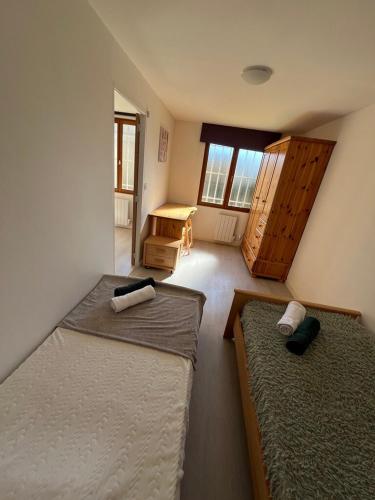 - une chambre avec 2 lits et un bureau dans l'établissement L'instant Campagne, à Paluel