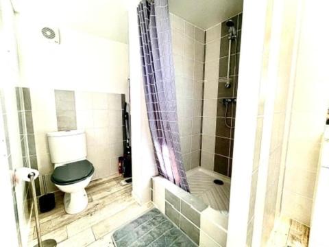 une salle de bain avec toilettes et douche dans l'établissement L'instant Campagne, à Paluel