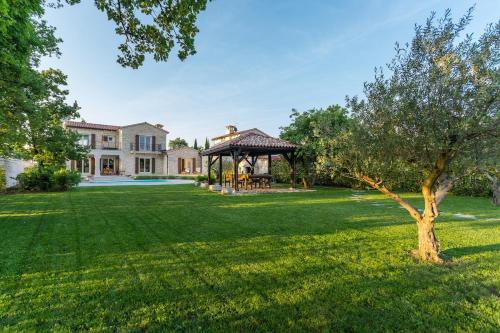 Villa Flora near Porec with tennis court