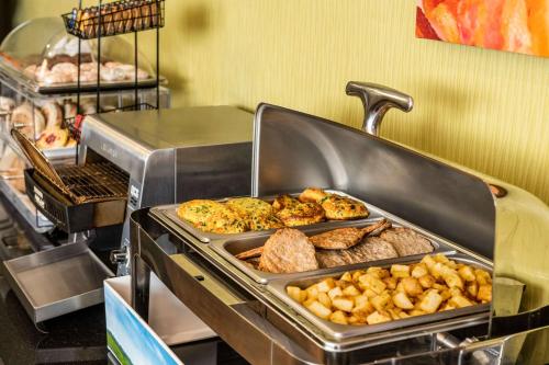 a grill with a bunch of different types of food at Comfort Inn in Sydney