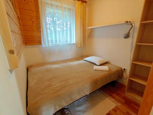 Postel nebo postele na pokoji v ubytování Cztery Pory Roku - Domek