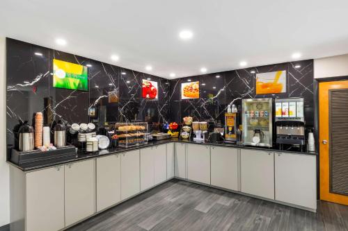 een restaurant met een toonbank met eten en drinken bij Quality Inn Washington NC in Washington