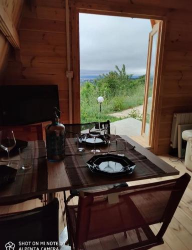 - une table en bois dans une chambre avec fenêtre dans l'établissement Tipi en bois tout équipé avec balnéo, à Rillieux-la-Pape