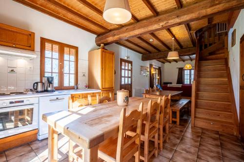 une cuisine avec une grande table et des chaises en bois dans l'établissement Chalet Savoiage - 13 personnes, à Saint-Colomban-des-Villards