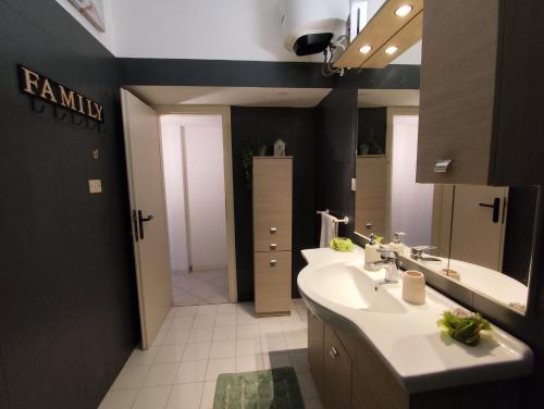 Dapur atau dapur kecil di Attico con piscina pivata a Porto Azzurro