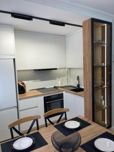 Cuina o zona de cuina de The Center Spot Shkoder