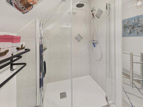 a shower with a glass door in a bathroom at Bel appartement avec balcon pour 3 personnes in Fouesnant
