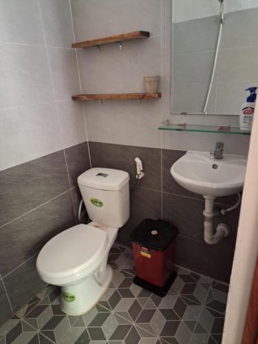 a bathroom with a toilet and a sink at đất phú homestay phú yên in Ða Ngủ (2)