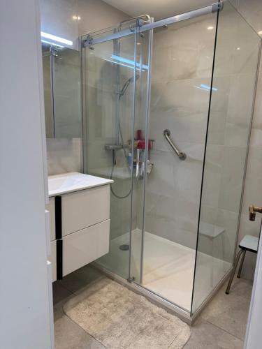 une salle de bain avec douche et lavabo dans l'établissement Central location, terrace, 2 bedrooms, à Cannes