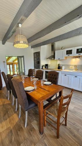 Il dispose d'une cuisine et d'une table à manger en bois avec des chaises. dans l'établissement Maison de campagne à 15 minutes de Conques, à Conques-en-Rouergue