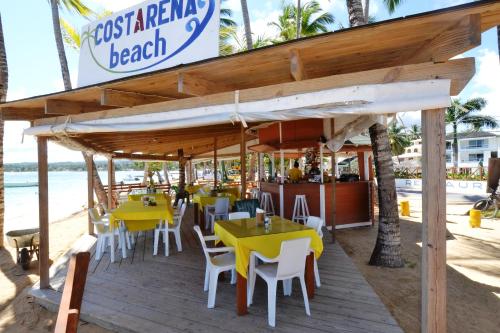 Costarena Beach Hotelにあるレストランまたは飲食店