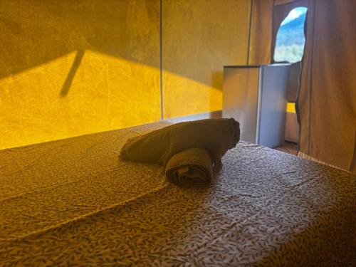 - un lit avec une couverture dans l'établissement La Tente de Mercone - Alzu, à Corte