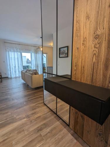 - un salon avec un miroir et un canapé dans l'établissement L'Isenciel - Maison de plain pied avec Jardin et Parking, à Rouffach