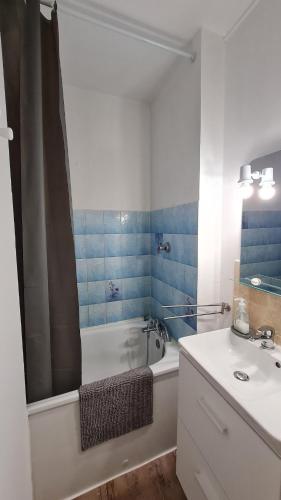 une salle de bain avec une baignoire et un lavabo et une baignoire dans l'établissement Studio cabine - centre Font-Romeu, à Font-Romeu