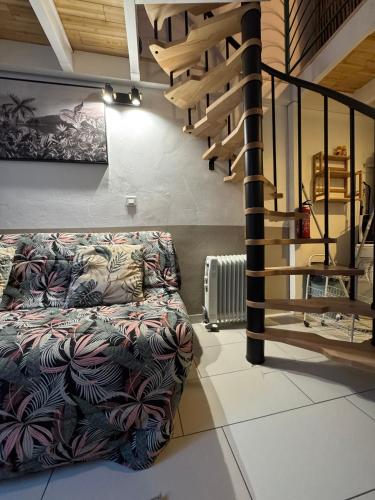 un salon avec un canapé et un escalier en colimaçon dans l'établissement Duplex spagiari, à Nice