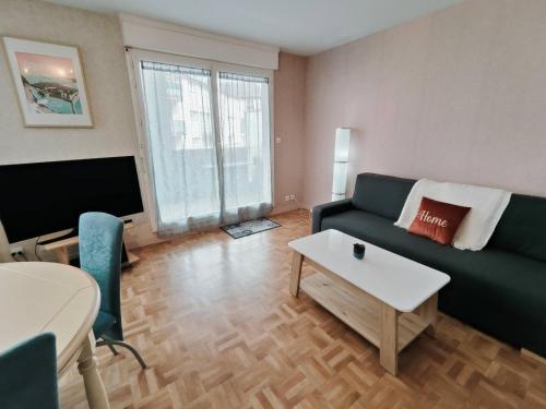 un salon avec un canapé et une table dans l'établissement Chez Jeanjean, à Saint-Malo