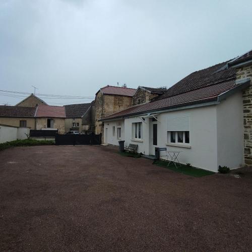 un groupe de bâtiments avec un parking dans l'établissement Appartement avec cour fermée, à Andelot