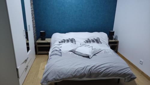 - un lit avec 3 oreillers dans l'établissement Appartement avec cour fermée, à Andelot