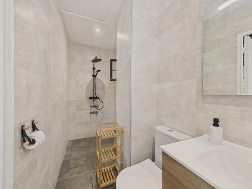 un bagno con un water e un lavandino di Jolie maison avec jacuzzi pour 8 personnes a Mauzens-et-Miremont