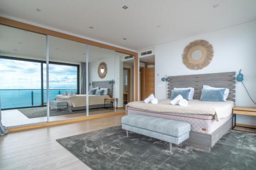 Una habitación con cama y vistas al océano. en Celeste Villa, en Ponta do Sol