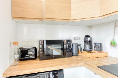 Il comprend une cuisine équipée d'un grille-pain et d'une cafetière. dans l'établissement L'Eden - Porte de Paris - 10 min Stade de France, à Saint-Denis