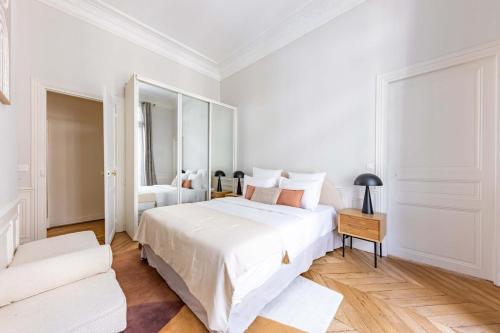 Una cama o camas en una habitación de Exceptional Eiffel Tower Gem 4BED 8P in Trocadero