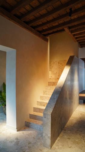 a concrete staircase in a room with a wall at Hotel Hof van Aragon in Lier
