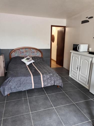 una camera da letto con un letto e un pavimento piastrellato di Havre de Paix a Bourg-de-Péage