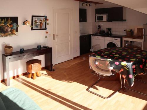 un salon avec une table et une cuisine dans l'établissement Appartement avec Piscine, Sauna, Hammam et Wifi aux Pieds des Pistes, Les Orres 1800 - FR-1-322-92, aux Orres