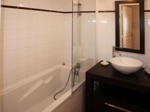 une salle de bain avec une baignoire, un lavabo et une douche dans l'établissement Appartement avec Piscine, Sauna, Hammam et Wifi aux Pieds des Pistes, Les Orres 1800 - FR-1-322-92, aux Orres