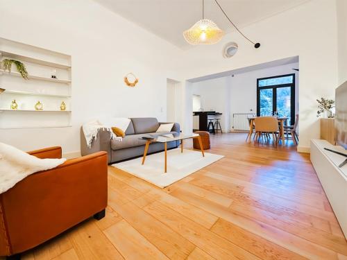 a living room with a couch and a table at Magnifique Appartement 8 personnes hyper centre in Montpellier