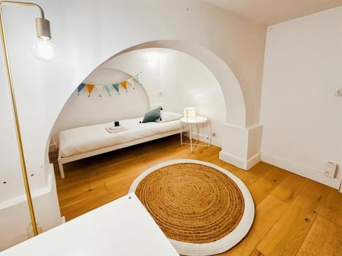 a living room with a bed and a large rug at Magnifique Appartement 8 personnes hyper centre in Montpellier