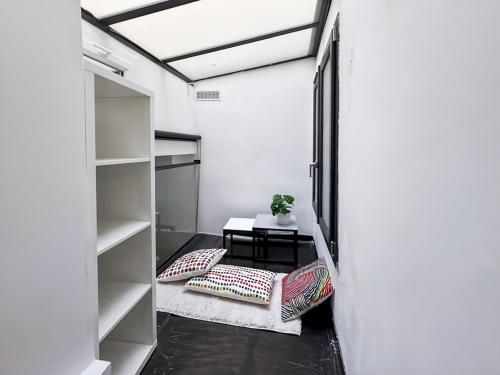a room with a couch and a table and shelves at Magnifique Appartement 8 personnes hyper centre in Montpellier