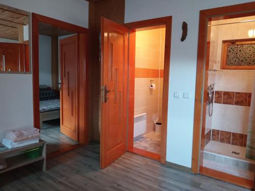 Habitación con 2 puertas abiertas y baño. en Apartmán Paula, en Liptovský Trnovec