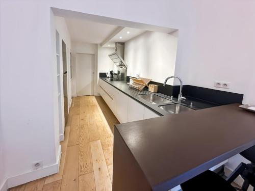 a kitchen with a sink and a counter top at Magnifique Appartement 8 personnes hyper centre in Montpellier