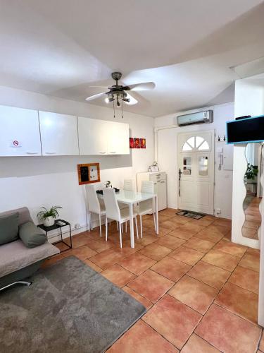 un salon avec une table et un canapé dans l'établissement Appartement à Nice Acropolis avec terrasse, à Nice