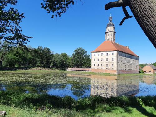 un edificio con un faro en la cima de un lago en Ferienhaus Waldblick, en Reinharz