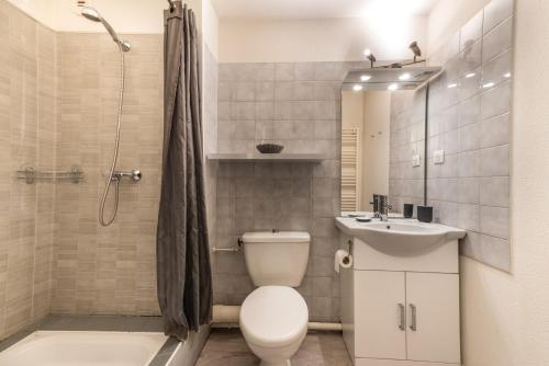 une salle de bain avec toilettes, lavabo et douche dans l'établissement Résidence Cybele, Studio Etage 0 proche centre du village, à Brides-les-Bains