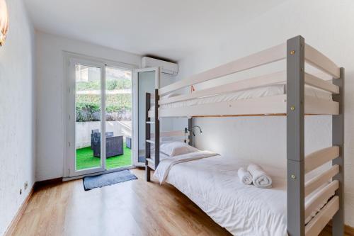 une chambre avec deux lits superposés et une fenêtre dans l'établissement Havre de paix - Wifi, AC, parking, 4 pers, à Nice