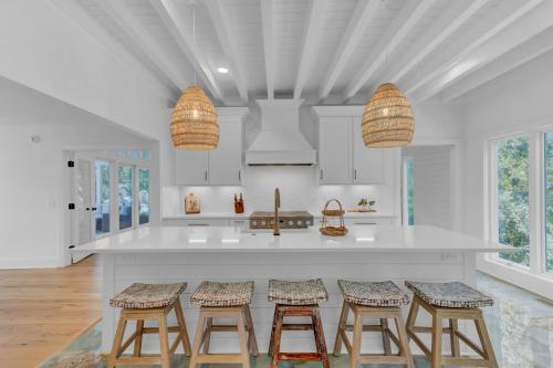 Una cocina con una encimera con taburetes. en 5 Fishers Alley by Wild Dunes, en Isle of Palms