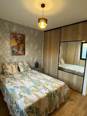 une chambre avec un grand lit et une fenêtre dans l'établissement Maison tout confort, 4 pers parking privé, à Le Pont-de-Beauvoisin