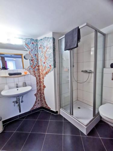 a bathroom with a shower and a sink at Alte Rathausschänke - Hotel Garni in Hannoversch Münden