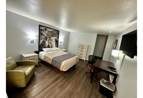 Postel nebo postele na pokoji v ubytování Canyon Inn Motel Flagstaff AZ