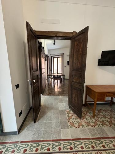 an open door to a dining room with a table at Appartamento Porto Marina S G in Licata